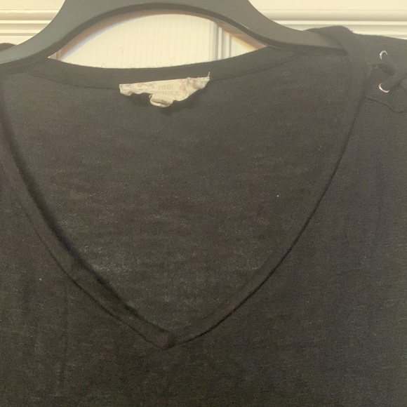 Pink republic black short sleeve lace shoulder top size medium rounded bottom - Picture 2 of 7